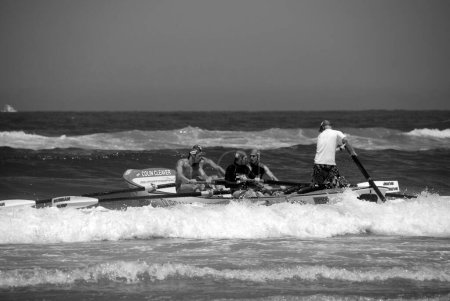 Téléchargez les photos : DURBAN, AFRIQUE DU SUD - 25 novembre 2009 : Groupe de jeunes à l "événement KwaZulu Natal lifeguard challenge, compétition de Surfboat entre les équipes de sauveteurs de la région de Durban - en image libre de droit