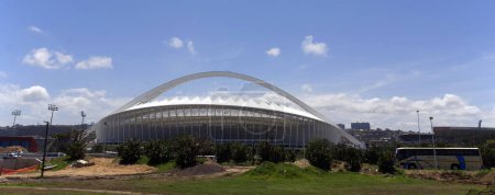 Foto de DURBAN, SUDÁFRICA - 29 de noviembre de 2009: Estadio Moses Mabhida de Durban. Fue uno de los estadios anfitriones de la Copa Mundial de la FIFA 2010 - Imagen libre de derechos
