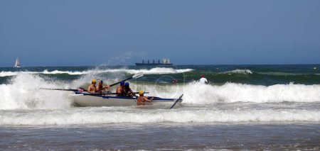 Téléchargez les photos : DURBAN, AFRIQUE DU SUD - 25 novembre 2009 : Groupe de jeunes à l "événement KwaZulu Natal lifeguard challenge, compétition de Surfboat entre les équipes de sauveteurs de la région de Durban - en image libre de droit