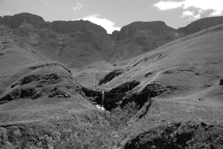 Paisaje de Lesotho, oficialmente el Reino de Lesotho, es un país sin litoral y enclave, rodeado por la República de Sudáfrica.