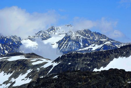 Foto de La Montaña Whistler es una montaña en la Cordillera Fitzsimmons de las Cordilleras del Pacífico de las Montañas Costeras, ubicada en el Parque Provincial de Garibaldi. Es la ubicación de la estación de esquí Whistler-Blackcomb - Imagen libre de derechos