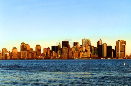 Téléchargez les photos : NEW YORK - 24 OCTOBRE : Lower Manhattan le 24 octobre 2013 à New York, Lower Manhattan est la partie la plus méridionale de l'île de Manhattan, le principal centre d'affaires et de gouvernement de New York - en image libre de droit