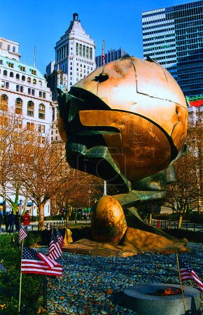 Foto de NUEVA YORK-21 DE MAYO: La Esfera, recuperada de los escombros de las Torres Gemelas después de los ataques del 11-S el 21 de mayo de 2009 NY, USA. La Esfera es una gran escultura metálica del escultor alemán Fritz Koenig. - Imagen libre de derechos