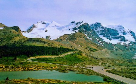 Téléchargez les photos : Beau paysage avec les montagnes Rocheuses canadiennes, comprenant les Rocheuses de l'Alberta et les Rocheuses de la Colombie-Britannique - en image libre de droit