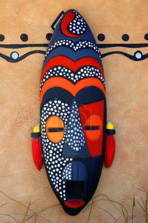 Téléchargez les photos : Masque africain classique sur fond de mur brun, Culture en Afrique - en image libre de droit