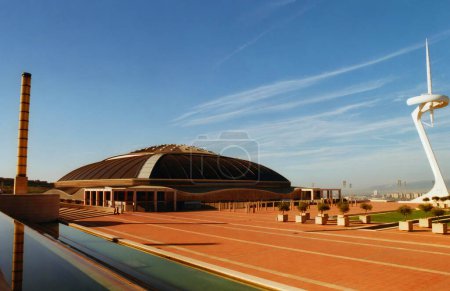 Foto de BARCELONA ESPAÑA 10 07 2000: Palacio de San Jorge o Palau Sant Jordi, es un recinto deportivo interior y una instalación polivalente que forma parte de los Juegos Olímpicos - Imagen libre de derechos