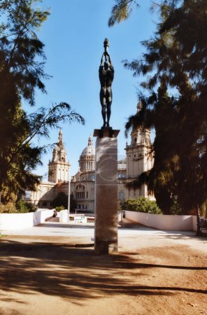 Foto de BARCELONA ESPAÑA 10 07 2000: Estatua de atleta desnudo con antorcha olímpica en el Parque de Montjuic Barcelona, Cataluña, España - Imagen libre de derechos