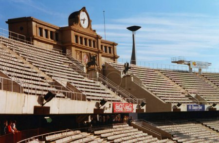 Téléchargez les photos : BARCELONE ESPAGNE 10 07 2000 : Stade de Barcelone. Le stade construit en 1927 a été rénové en 1989 pour être le principal stade pour les Jeux olympiques d'été de 1992. - en image libre de droit