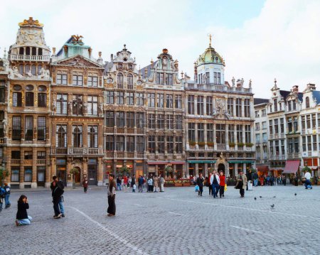Foto de BRUSELAS BÉLGICA 10 13 2000: Grand-Place, "Grand Square" o Grote Markt es la plaza central de Bruselas, Bélgica. - Imagen libre de derechos