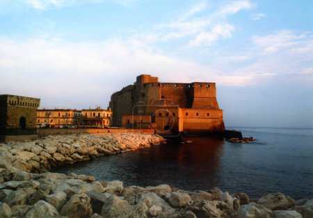 Foto de NAPLES ITALIA 05 28 2003: ("Castillo de Huevo") es un castillo frente al mar en Nápoles, situado en la antigua isla de Megaride, ahora una península, en el Golfo de Nápoles en Italia - Imagen libre de derechos