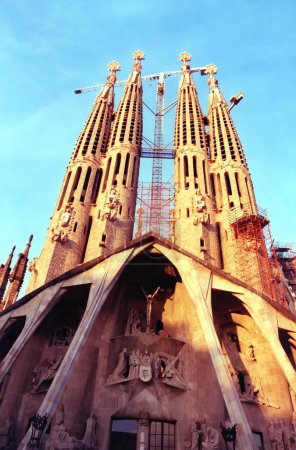 Foto de BARCELONA ESPAÑA 10 10 2000: Sagrada Familia. Es la iglesia católica inconclusa más grande del mundo. Diseñado por el arquitecto catalán Antoni Gaud - Imagen libre de derechos