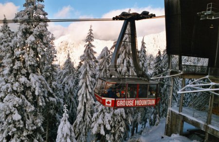 Foto de VANCOUVER BRITISH COLUMBIA CANADA 12 29 2002: vista de Skyride Gondola en The Peak of Vancouver Winter en Grouse Mountain British Columbia Canada - Imagen libre de derechos