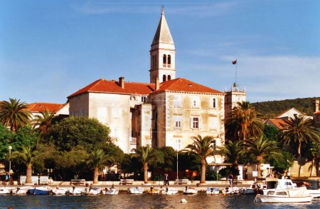 Foto de BRAC ISLA CROACIA 05 22 2000: Iglesia de la Anunciación, Supetar, Isla de Brac, Croacia Es una isla en el mar Adriático dentro de Croacia. - Imagen libre de derechos