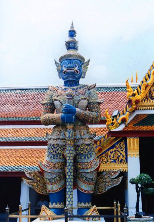 Foto de TAILANDIA BANGKOK 03 12 1999: Las figuras mitológicas que custodian los templos y palacios tailandeses, desde Bangkok hasta Chiang Mai, y sus raíces en el hinduismo - Imagen libre de derechos
