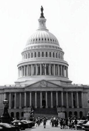 Foto de WASHINGTON ESTADOS UNIDOS DE AMÉRICA 08 16 1998: Edificio del Capitolio de los Estados Unidos magnífica cúpula blanca que domina la ciudad de Washington y se ha convertido en un icono ampliamente reconocido del pueblo estadounidense - Imagen libre de derechos