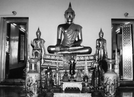 Foto de TAILANDIA BANGKOK 03 12 1999: Vista frontal de una buda dorada dentro de un templo en Bangkok - Imagen libre de derechos