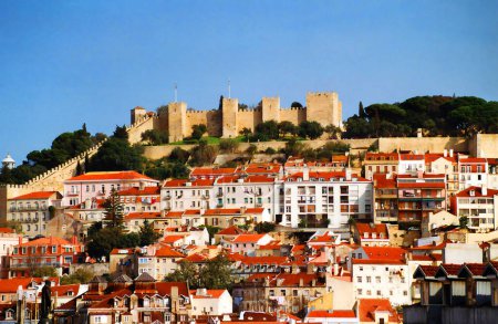 Foto de PORTUGAL DE LISBOA 10 02 2002: El Castelo de Sao Jorge (Castillo de San Jorge) es uno de los monumentos más distintivos de Lisboa, situado en la colina más alta de la ciudad. - Imagen libre de derechos