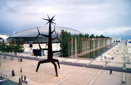 Foto de PORTUGAL DE LISBOA 10 02 2002: Sitio de la Expo '98, Estatua del Hombre Sol (Homen Sol) por Jorge Vieira ubicado en Parque das Naoces en Lisboa - Imagen libre de derechos
