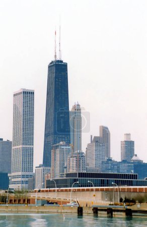 Téléchargez les photos : CHICAGO ILLINOIS ÉTATS-UNIS 06 23 2003 ; The Loop, l'une des 77 zones communautaires désignées de Chicago, est le quartier central des affaires de la ville et la section principale du centre-ville de Chicago - en image libre de droit