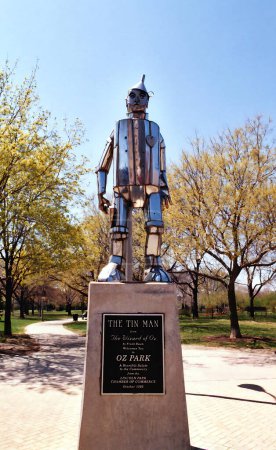 Téléchargez les photos : CHICAGO ILLINOIS ÉTATS-UNIS 06 23 2003 ; The Tin man Statue du Magicien d'Oz à Oz Park, Chicago - en image libre de droit