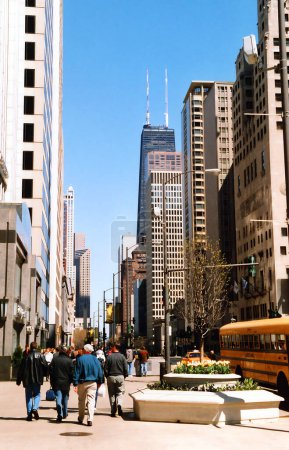 Téléchargez les photos : CHICAGO ILLINOIS ÉTATS-UNIS 06 23 2003 ; The high rise buildings of downtown Chicago - en image libre de droit