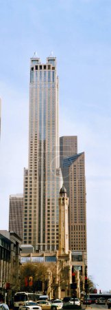 Téléchargez les photos : CHICAGO ILLINOIS ÉTATS-UNIS 06 23 2003 ; The high rise buildings of downtown Chicago - en image libre de droit