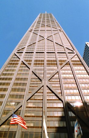 Foto de CHICAGO ILLINOIS ESTADOS UNIDOS 06 23 2003; John Hancock Center es un rascacielos de 100 pisos y súper alto ubicado en Chicago, Illinois. Situado en el barrio de Magnificent Mile, el edificio - Imagen libre de derechos