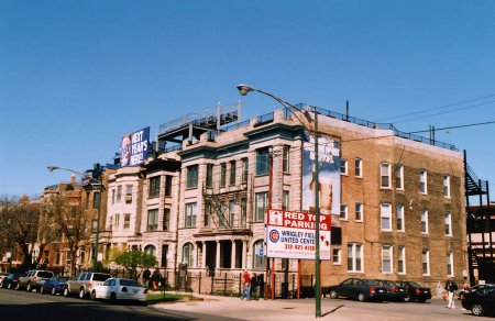 Téléchargez les photos : CHICAGO ILLINOIS ÉTATS-UNIS 06 23 2003 ; Propriétaires de deux célèbres clubs sur le toit de Wrigley Fields entreprises privées où les fans regardent des matchs de louveteaux de l'autre côté de la rue - en image libre de droit