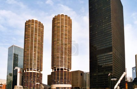 Téléchargez les photos : CHICAGO ILLINOIS ÉTATS-UNIS 06 23 2003 ; Marina Towers construit sur la rivière Chicago avec leur esthétique ronde segmentée ressemblant à celle d'une épi de maïs - en image libre de droit