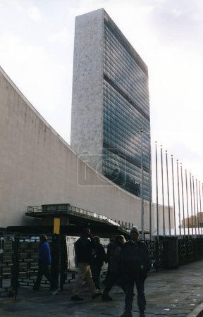 Téléchargez les photos : NEW YORK NY USA 10 24 2003 : Les Nations Unies ont leur siège à New York, dans un complexe conçu par l'architecte brésilien Oscar Niemeyer et construit par le cabinet d'architectes Harrison et Abramovitz. - en image libre de droit