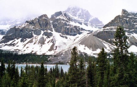 Foto de Montañas Rocosas Canadienses Las Montañas Rocosas Canadienses, que comprenden tanto las Rocosas Alberta como las Rocosas Colombianas Británicas, es el segmento canadiense de las Montañas Rocosas Norteamericanas. - Imagen libre de derechos