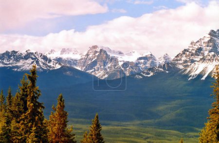 Téléchargez les photos : Rocheuses canadiennes Les Rocheuses canadiennes, qui comprennent les Rocheuses de l'Alberta et les Rocheuses de la Colombie-Britannique, constituent le segment canadien des Rocheuses nord-américaines du Canada. - en image libre de droit