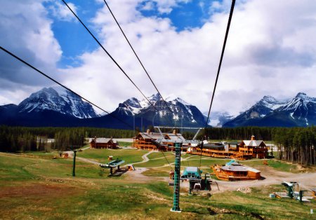 Foto de JASPER ALBERTA CANADA 06 22 2003: El tranvía aéreo guiado más largo y alto de Canadá - Imagen libre de derechos
