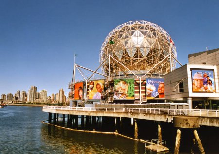 Téléchargez les photos : VANCOUVER BC CANADA 15 JUIN 2005 : Science World chez Telus World of Science. Il possède de nombreuses expositions et expositions scientifiques interactives et une attraction populaire à Vancouver. - en image libre de droit