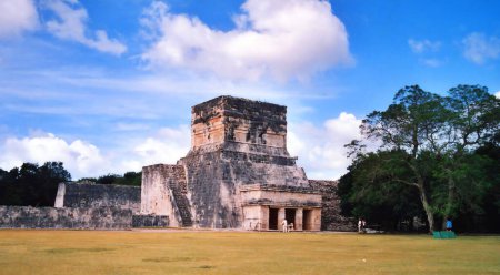 Foto de CHICHEN ITZA MÉXICO - 11 11 03: Chichén Itzá fue una gran ciudad precolombina construida por los mayas del período Clásico Terminal. El sitio arqueológico se encuentra en el municipio de Tinum, estado de Yucatán - Imagen libre de derechos
