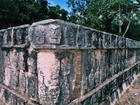 Foto de CHICHEN ITZA MÉXICO - 11 11 03: Chichén Itzá fue una gran ciudad precolombina construida por los mayas del período Clásico Terminal. El sitio arqueológico se encuentra en el municipio de Tinum, estado de Yucatán - Imagen libre de derechos