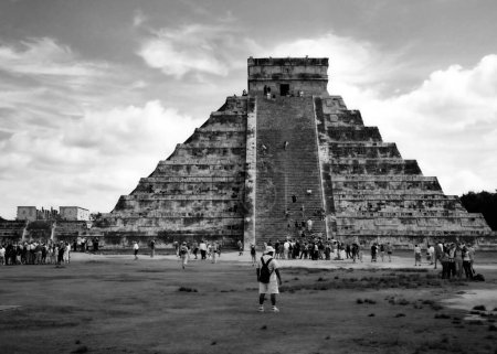 Téléchargez les photos : CHICHEN ITZA MEXIQUE - 11 11 03 : Chichen Itza était une grande ville précolombienne construite par le peuple Maya de la période Terminal Classic. Le site archéologique est situé dans la municipalité de Tinum État du Yucatan - en image libre de droit