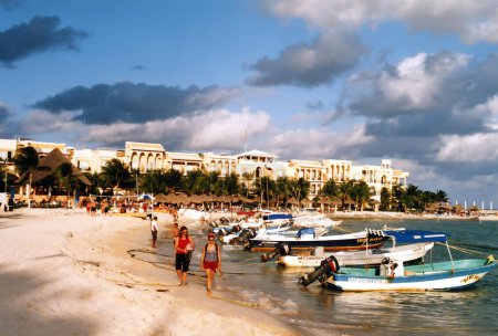 Foto de PLAYA DEL CARMEN YUCATAN MEXICO 11 22 2004: Playa llena de gente jugando y tomando el sol en Playa del Carmen en Riviera Maya en la costa caribeña de Cancún, México. - Imagen libre de derechos