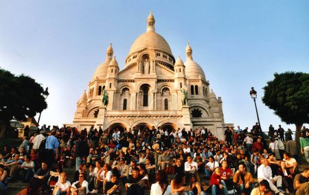 Téléchargez les photos : PARIS, FRANCE 10 12 2003 : La basilique du Sacré-Cœur de Paris est une église catholique romaine et une basilique mineure dédiée au Sacré-Cœur de Jésus - en image libre de droit