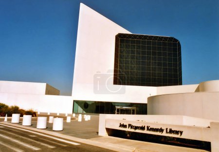 Foto de BOSTON MA USA - 12 10 2005: John F. Kennedy Presidential Library and Museum es la biblioteca y museo presidencial de John Fitzgerald Kennedy (19171963), el 35º presidente de los Estados Unidos. - Imagen libre de derechos