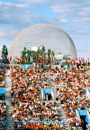 Téléchargez les photos : MONTRÉAL-CANADA 10 19 2005 : Lors des Championnats du monde de natation Biosphère est un musée montréalais dédié à l'environnement l'ancien pavillon des États-Unis pour l'Exposition universelle de 1967, Expo 67 - en image libre de droit