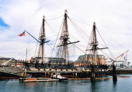 Foto de BOSTON MASSACHUSETTS ESTADOS UNIDOS DE AMÉRICA 10 12 2005: La Constitución del USS es el buque naval comisionado más antiguo del mundo que fondea en Boston (Massachusetts)) - Imagen libre de derechos