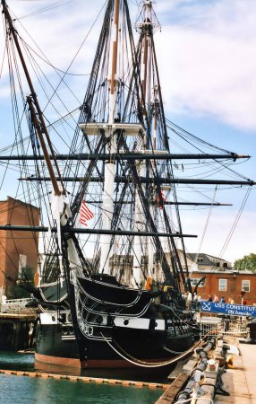 Téléchargez les photos : BOSTON MASSACHUSETTS ÉTATS-UNIS D'AMÉRIQUE 10 12 2005 : La Constitution de l'USS est le plus ancien navire naval commandé à flot au monde à Boston (Massachusetts)) - en image libre de droit