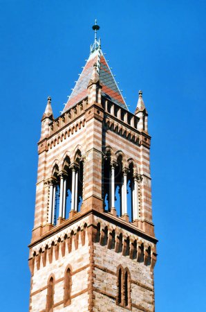 Le clocher de l'église décoré pour le défilé du Championnat des World Series à Boston.