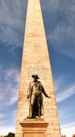 Téléchargez les photos : BOSTON MA USA 12 10 2005 : Statue du Colonel William Prescott devant Bunker Hill Monument à Charlestown - en image libre de droit