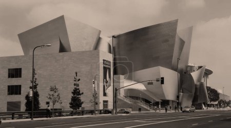 Téléchargez les photos : LOS ANGELES CALIFORNIA 05 12 2003 : Walt Disney Concert Hall à Los Angeles. Conçu par Frank Gehry l'une des quatre salles du Los Angeles Music Center et siège de l'Orchestre Philharmonique - en image libre de droit