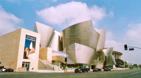 Téléchargez les photos : LOS ANGELES CALIFORNIA 05 12 2003 : Walt Disney Concert Hall à Los Angeles. Conçu par Frank Gehry l'une des quatre salles du Los Angeles Music Center et siège de l'Orchestre Philharmonique - en image libre de droit