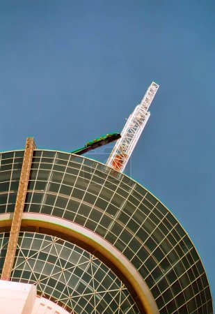 Foto de LAS VEGAS NEVADA 05 22 2003: The Strat Hotel, Casino and Tower (anteriormente Stratosphere) es un hotel y casino ubicado en Las Vegas, incluye torre de observación, la más alta de los Estados Unidos - Imagen libre de derechos