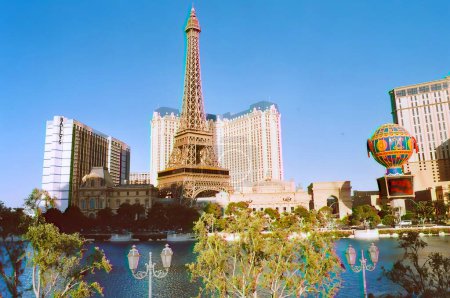 Téléchargez les photos : LAS VEGAS NEVADA ÉTATS-UNIS D'AMÉRIQUE 05 12 2004 : Paris Las Vegas Hotel Casino propose les hébergements les plus séduisants de Las Vegas, restaurants vie nocturne - en image libre de droit