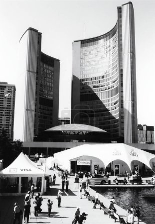 Téléchargez les photos : TORONTO ONTARIO CANADA - 06 24 2006 : L'hôtel de ville de Toronto, ou nouvel hôtel de ville, est le siège de l'administration municipale de Toronto l'un des points de repère les plus distinctifs de la ville - en image libre de droit
